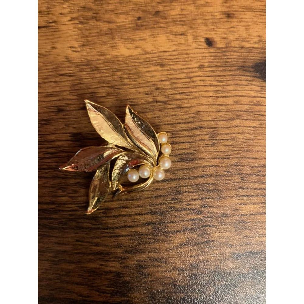 Vintage Style Leaf and Faux Pearl Pin Brooch Gold Tone Scarf Dressy Classy EUC